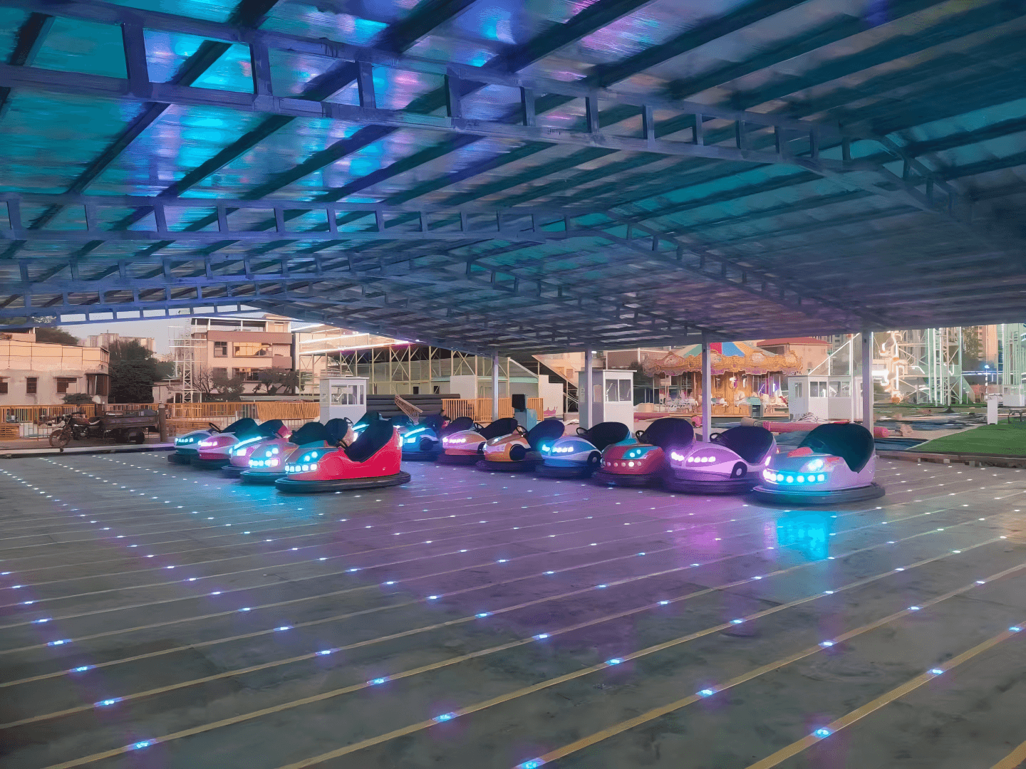Floor grid bumper cars — power from conductive floor, no ceiling needed