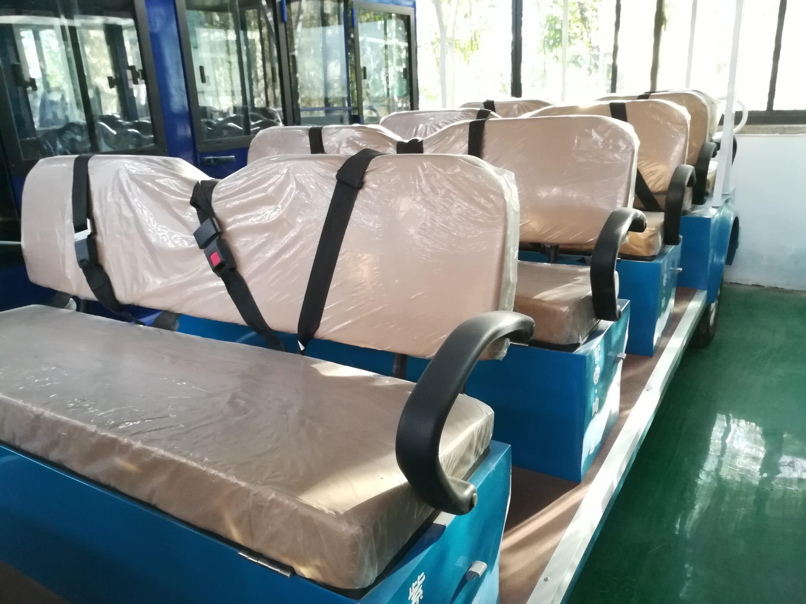 Body assembly and interior fitting of sightseeing vehicles