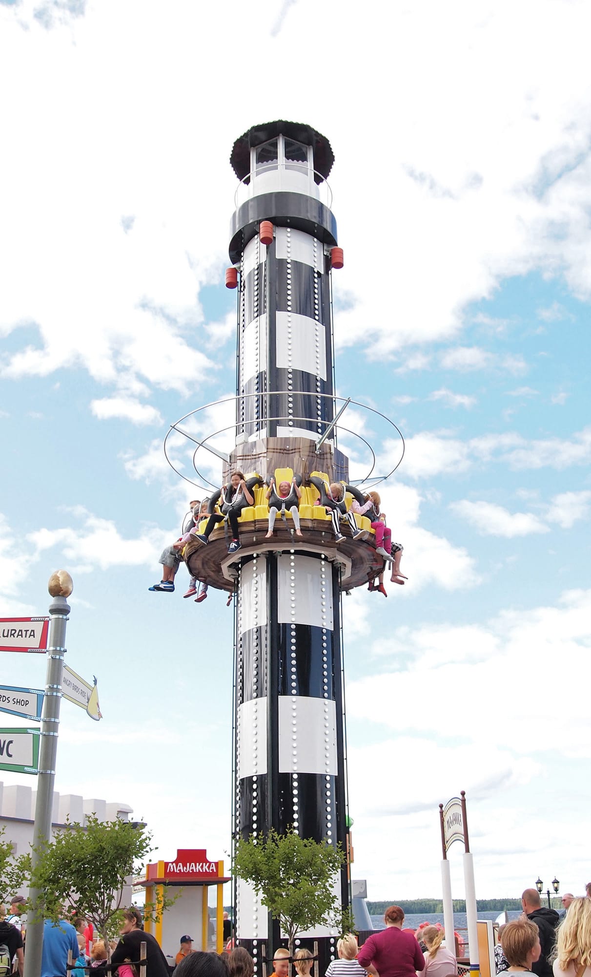 SKY TOWER Lite 15 Sky Tower 15 ride with riders experiencing bounces and drops