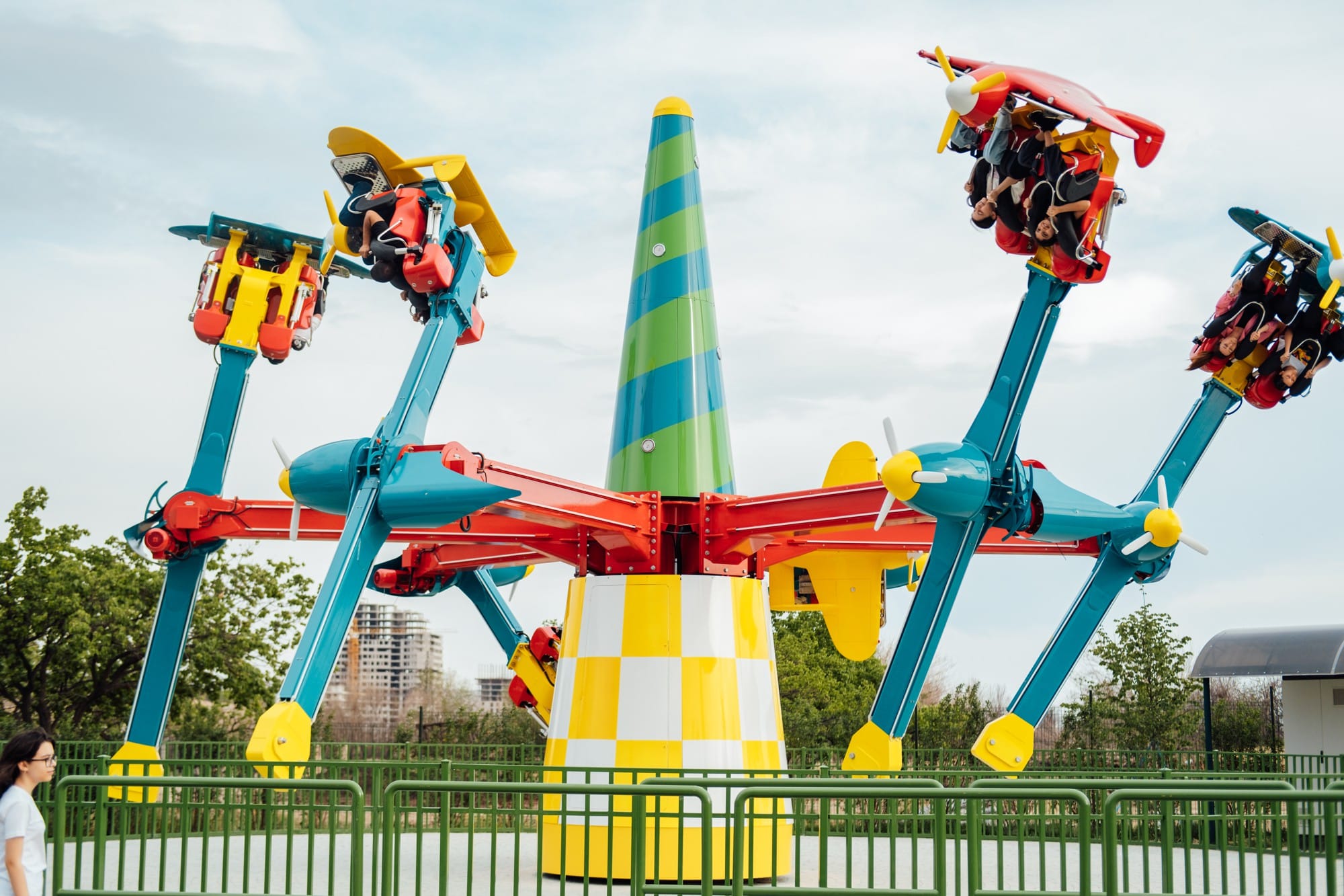 Air Race Ride for Sale | 360° Inverting Airplane Ride Factory Air Race ride for sale - 6 two-seater planes in acrobatic motion