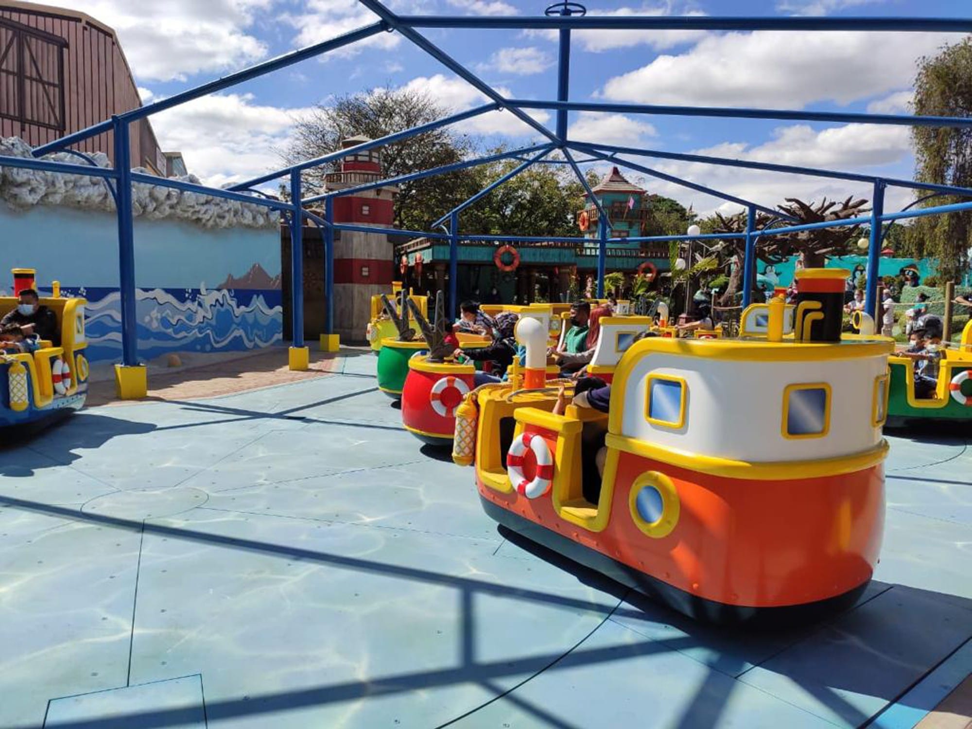 Demolition Derby 40-Rider Ride for Sale | High Capacity Family Spinning Attraction | JHRides Demolition Derby 40 wide angle - multi-platform spinning action