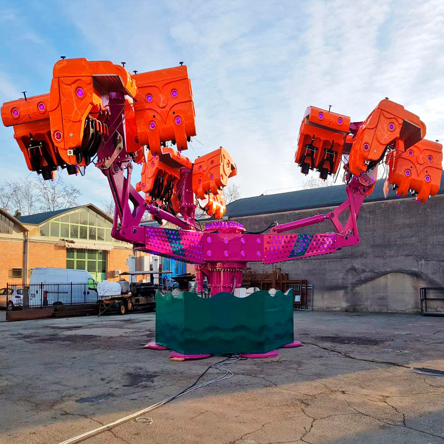 Energy Storm Ride - 3-arm multi-spinning thrill ride