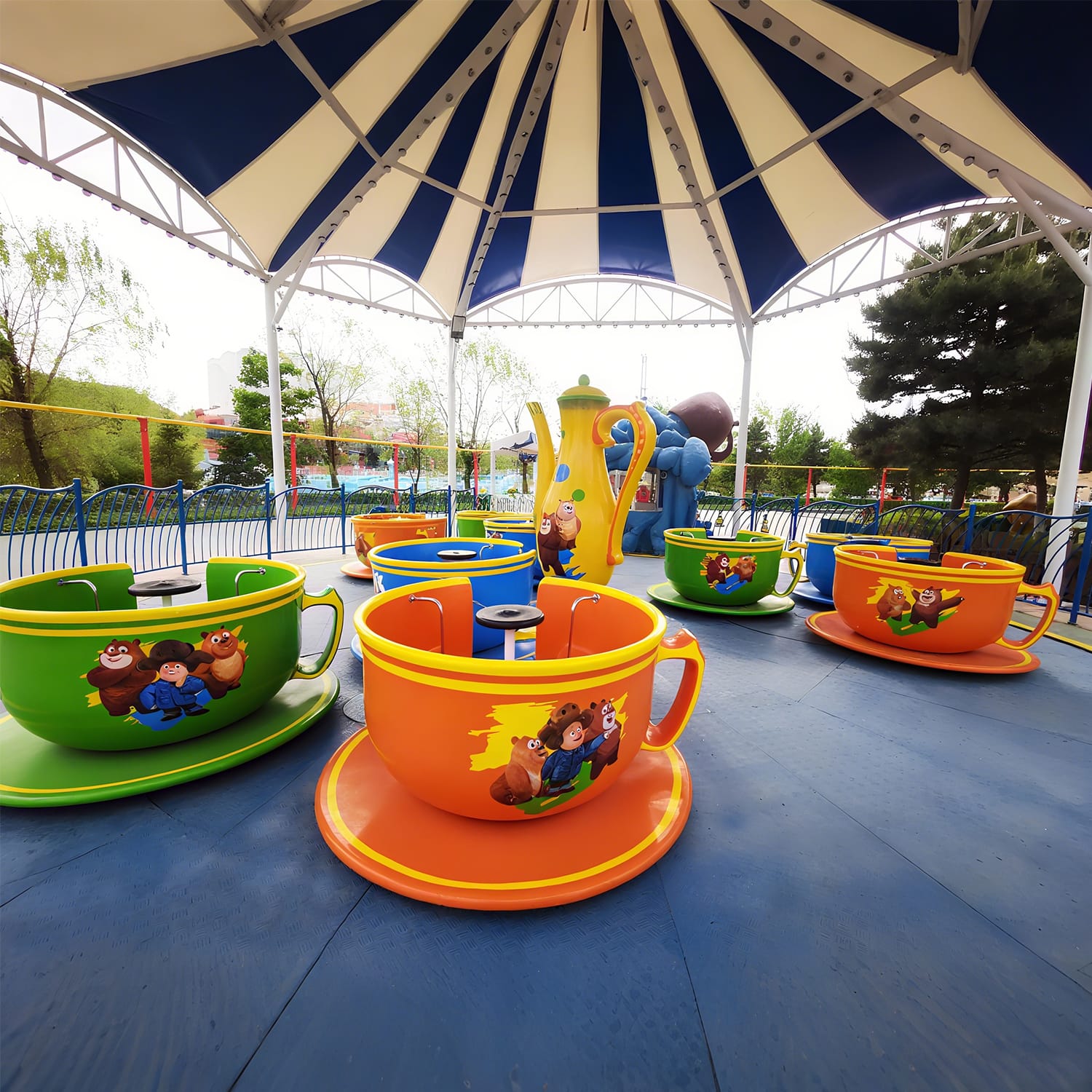 Teacup ride wide angle - spinning cups in action