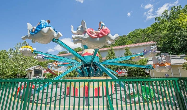 Colorful Dumbo flying elephant themed self-control plane ride