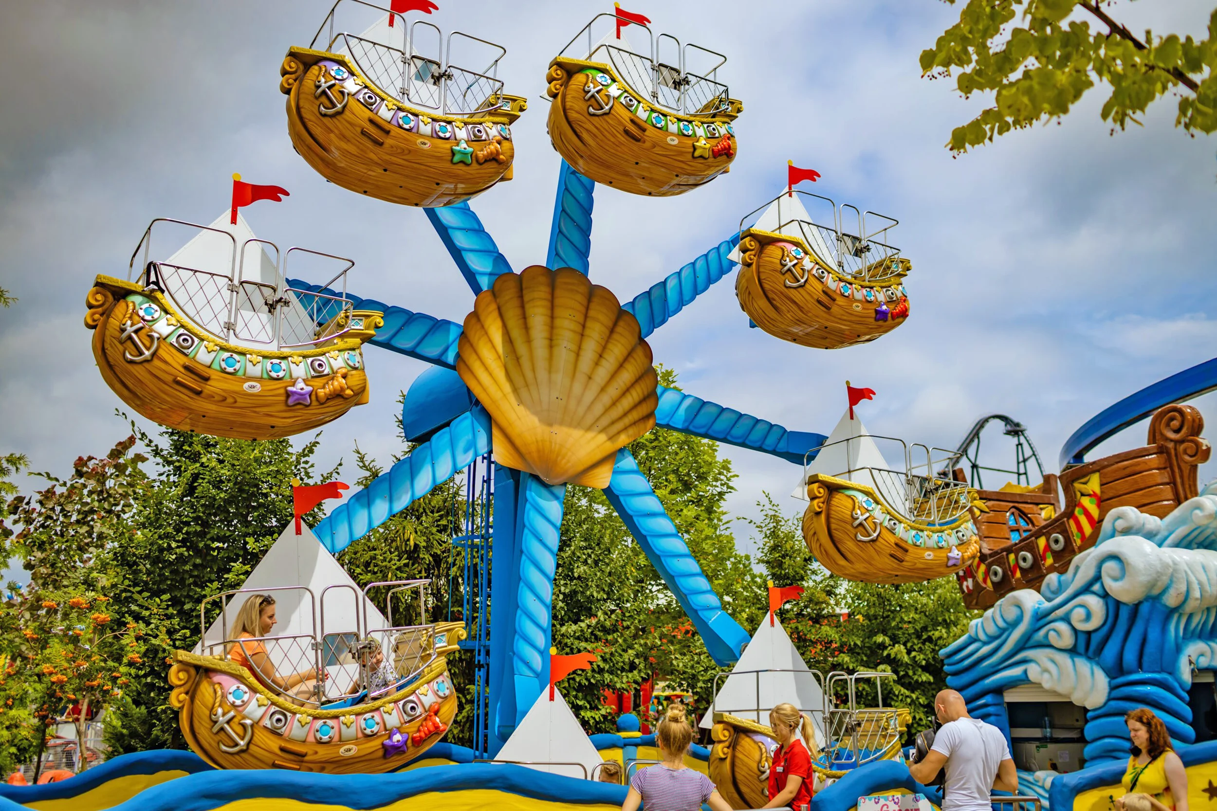 10M Ferris Wheel full view - compact ferris wheel with custom lighting
