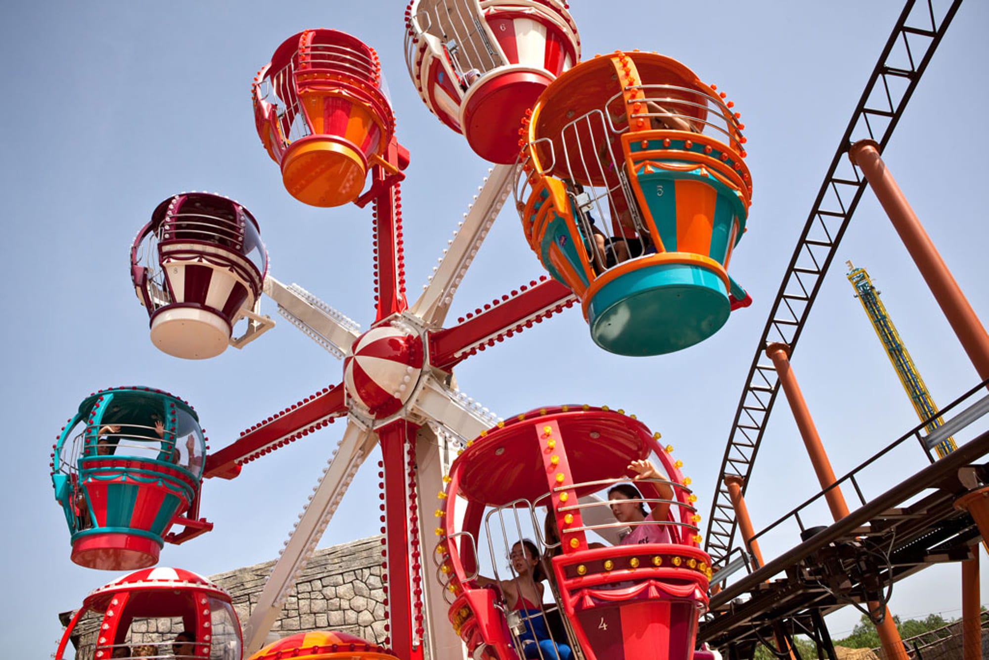 Midi Wheel Balloons full view - compact ferris wheel for family entertainment centers
