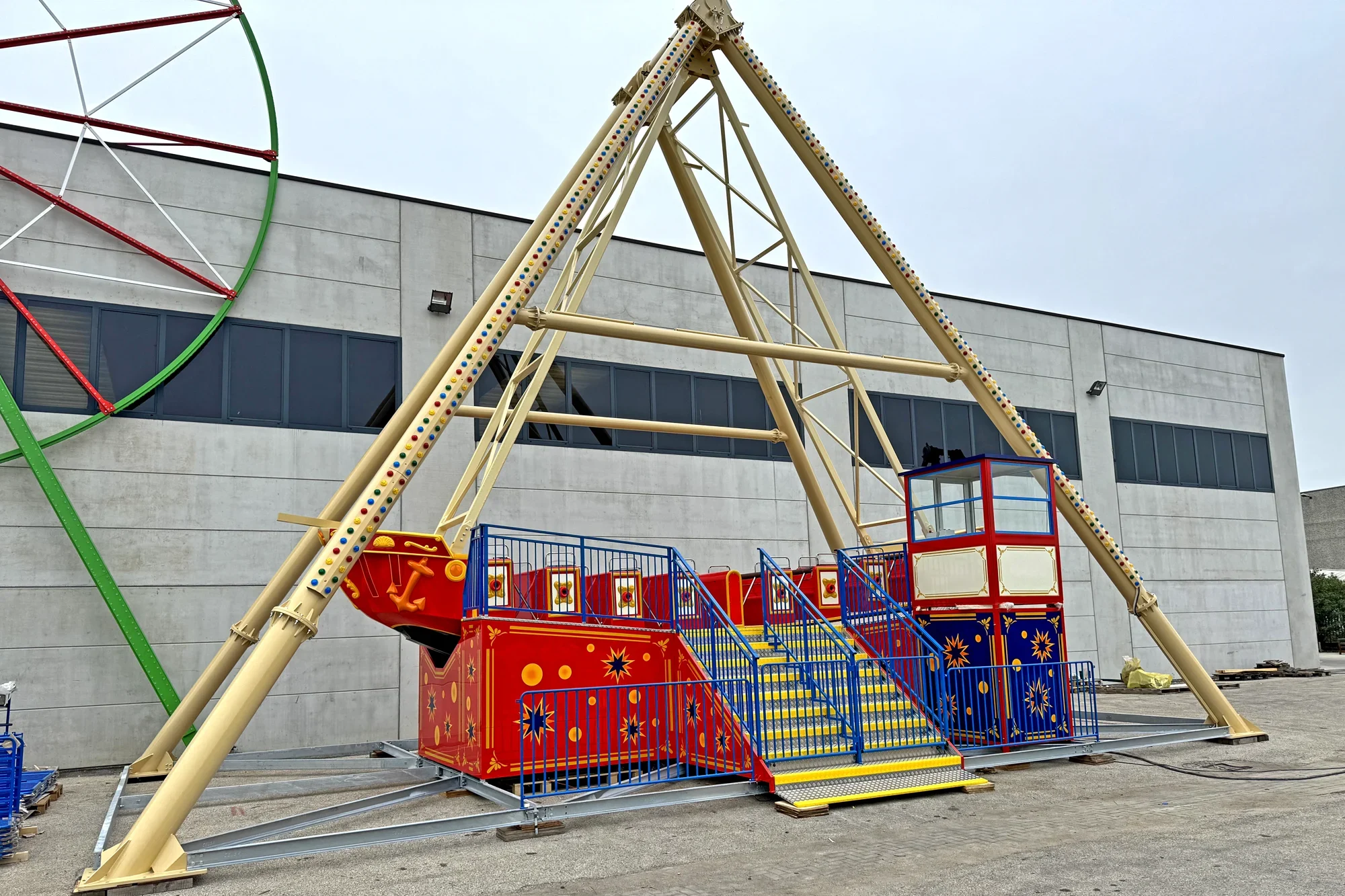 32-seat pirate ship ride - swinging viking boat with ±75° pendulum motion