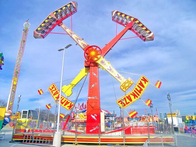 Saturno Kamikaze ride for sale – passengers in enclosed gondolas