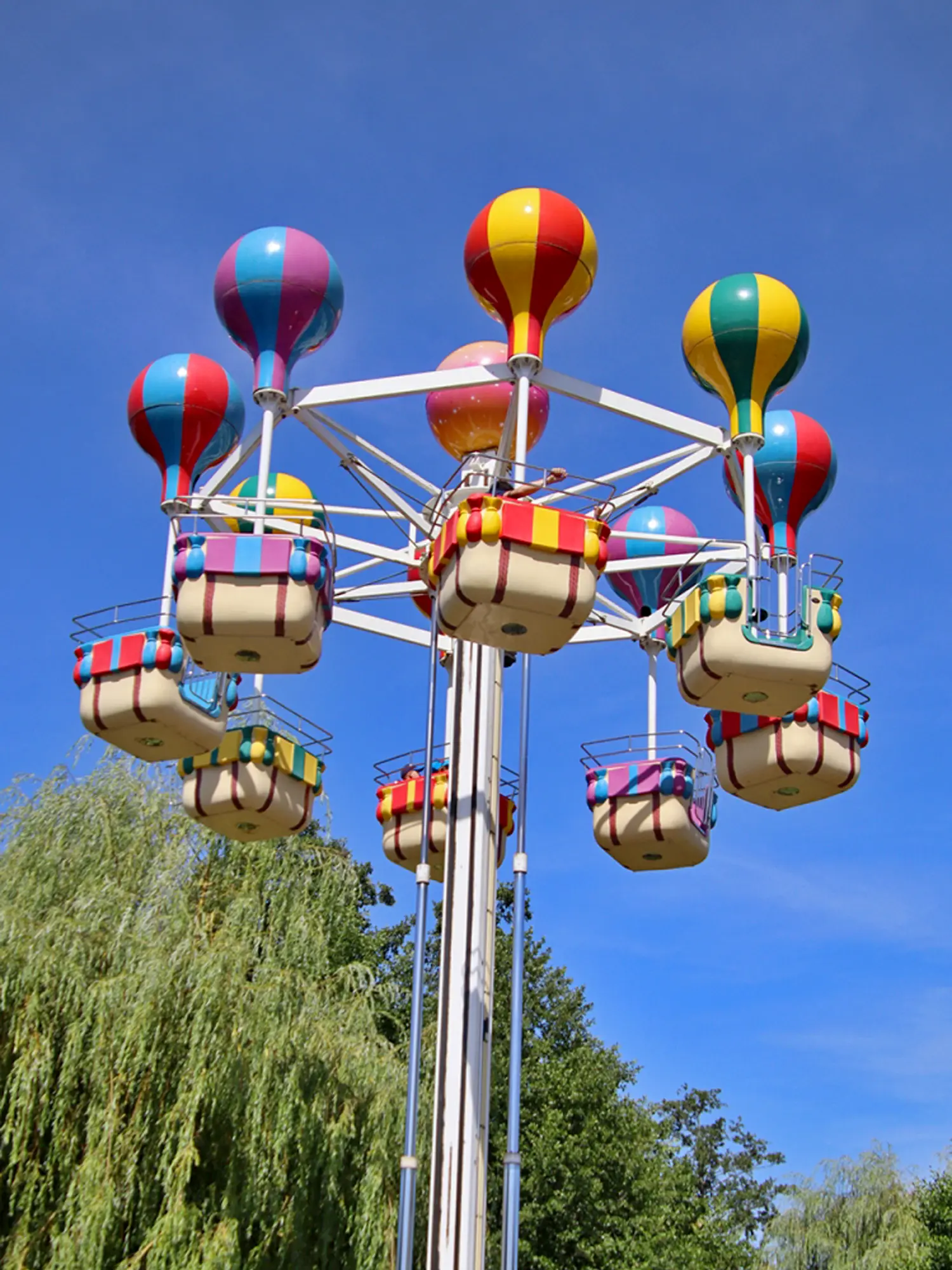Balloon Tower Ride full view – 24/32 seat hot air balloon ride manufacturer