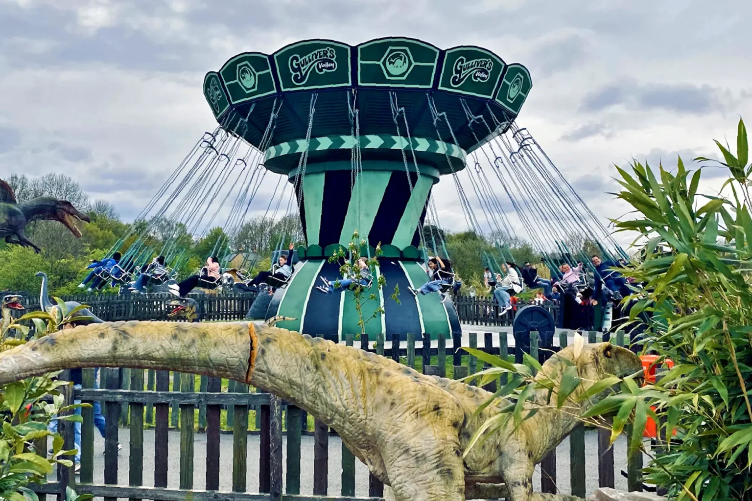 Family Swing Ride full view – 28 seat flying chair swing ride manufacturer