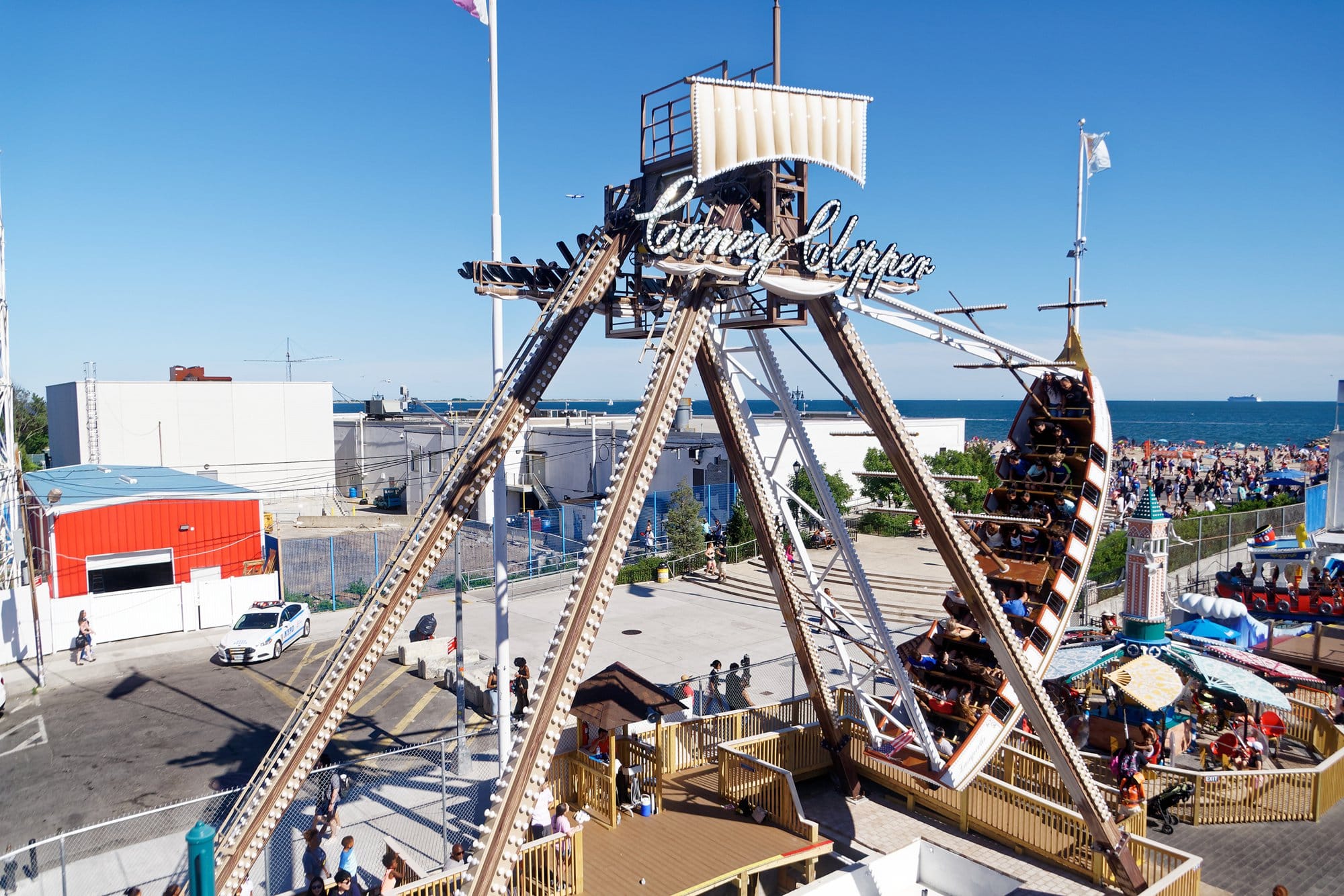 42-seat pirate ship ride - swinging viking boat with ±75° pendulum motion