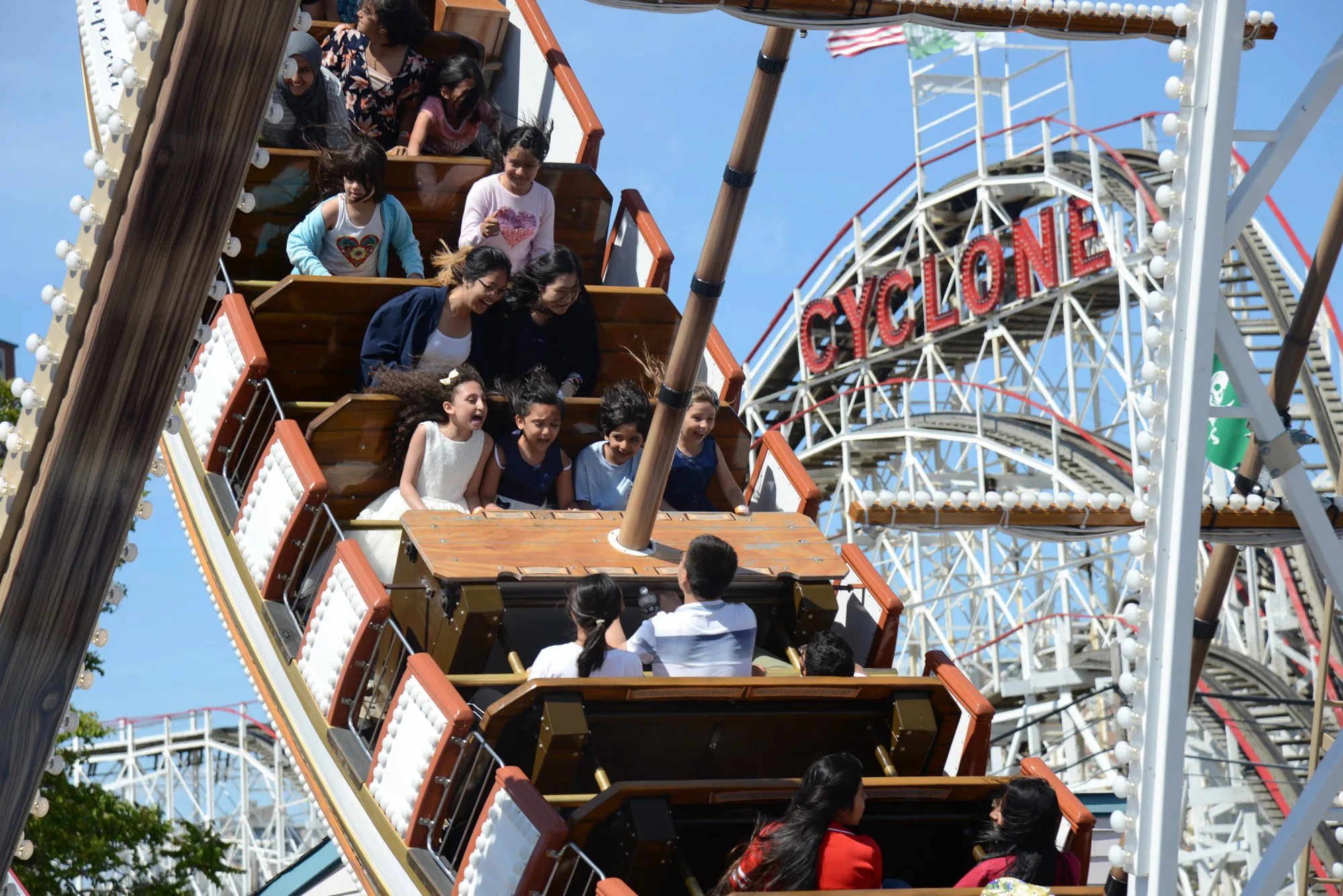 10 Classic Amusement Park Rides 42-Seat Pirate Ship ride