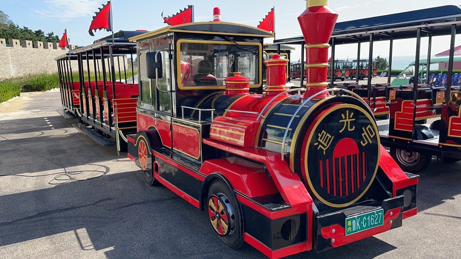 Sightseeing Train for Sale: 16–72 Seat Models & Real Prices Fleet of 42-seat trackless sightseeing trains operating at a coastal scenic area in China