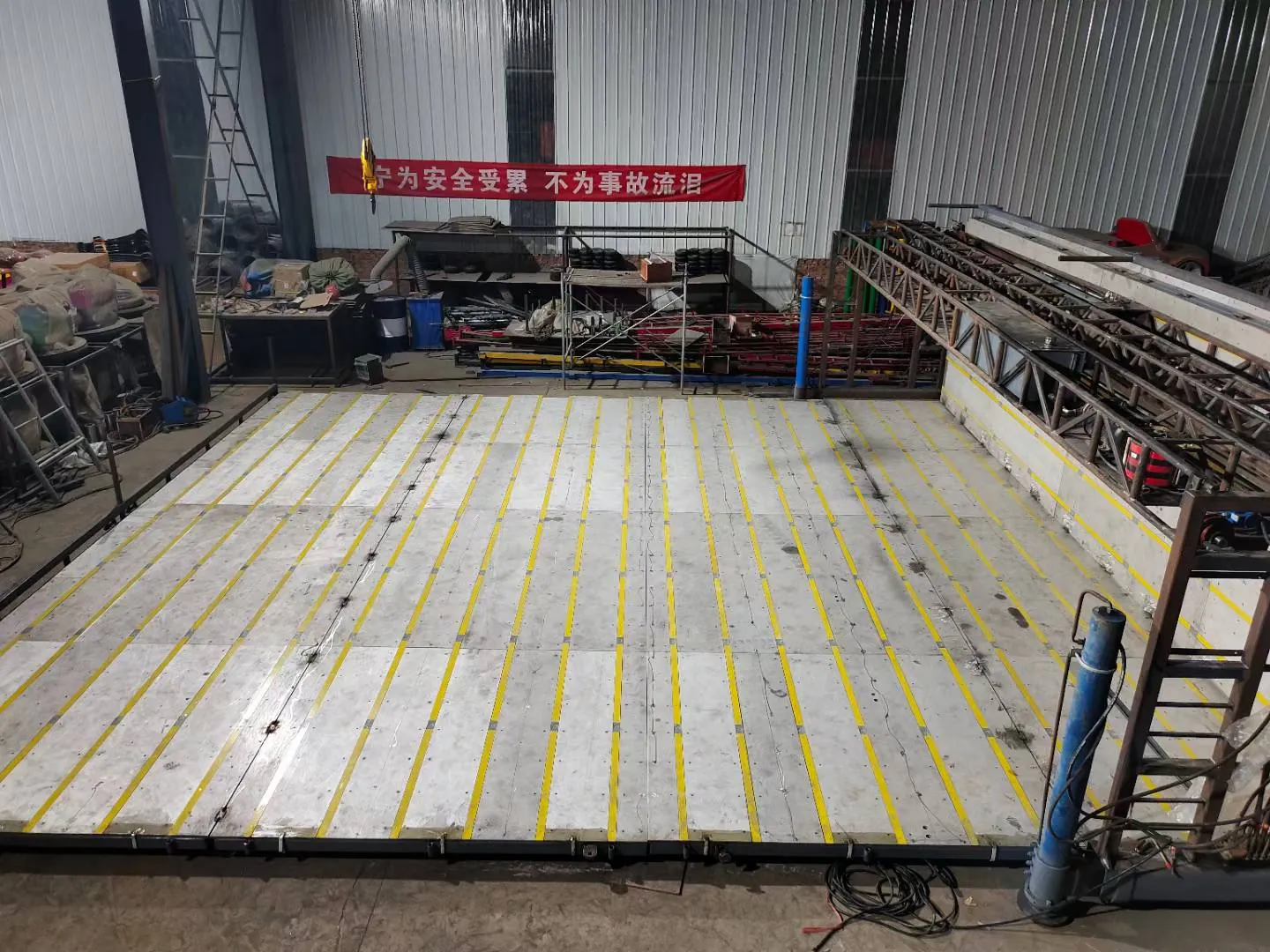 Conductive steel plate floor of a mobile floor-grid bumper car arena