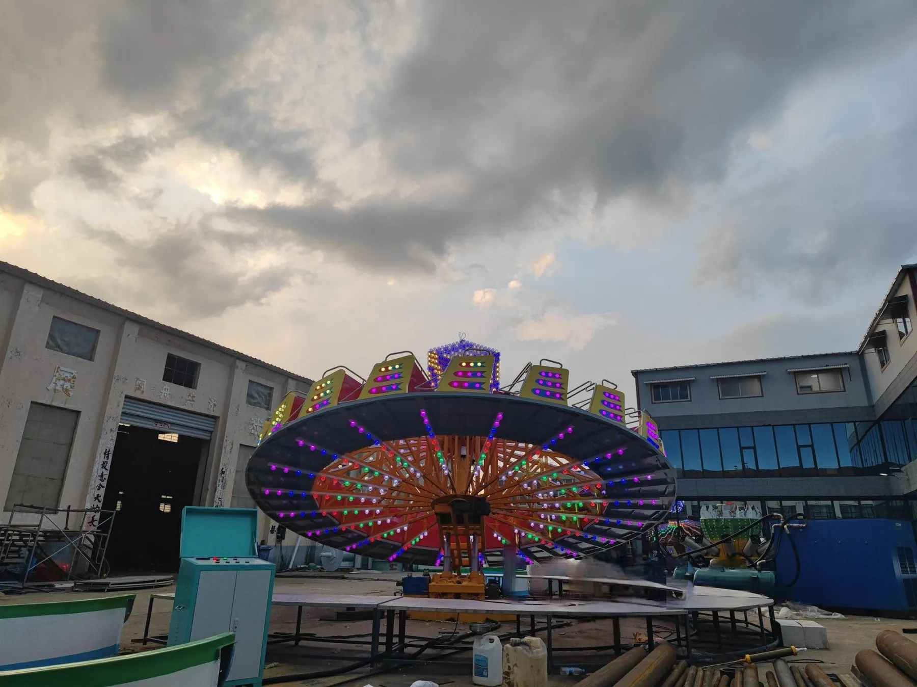 Flying turntable ride with full LED decoration in the factory yard