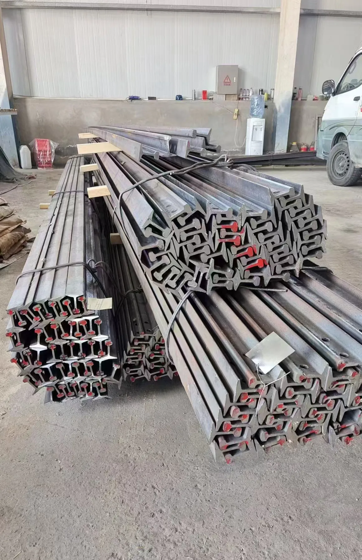 Trackless vs Track Train: Specs, Costs & How to Choose Bundles of No.8 steel rails for a 300 mm gauge miniature railway in the workshop
